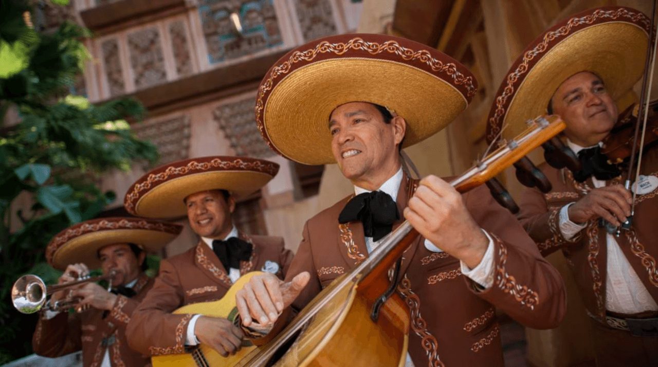 <h3 class="cms-H3-H3"><b>Mariachi Cobre:</b> </h3>
<br>
<br>Deténgase y disfrute de las cálidas melodías de esta música folclórica tradicional de Jalisco, México, famosa en todo el mundo, en el pabellón mexicano de EPCOT.