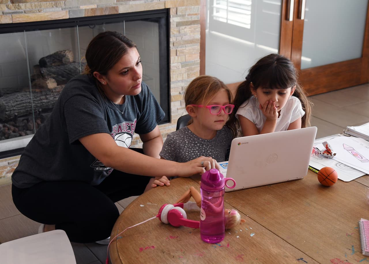 Expertos en educación de la 
<a href="https://education.jhu.edu/2020/04/8tipsforfocus/" target="_blank">Universidad John Hopkins</a> publicaron una serie de estrategias para ayudar a los niños a estar comprometidos y presentes durante su aprendizaje.