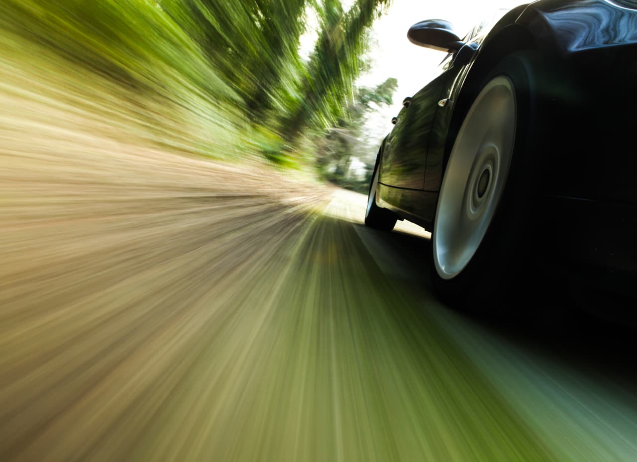 Maneje con una velocidad constante y evite viajar a alta velocidad.