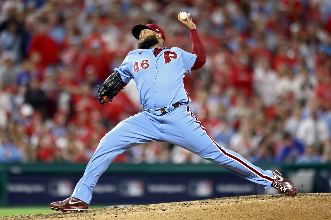 José Alvarado # 46 de los Phillies de Filadelfia lanza en la sexta entrada contra los Bravos de Atlanta.