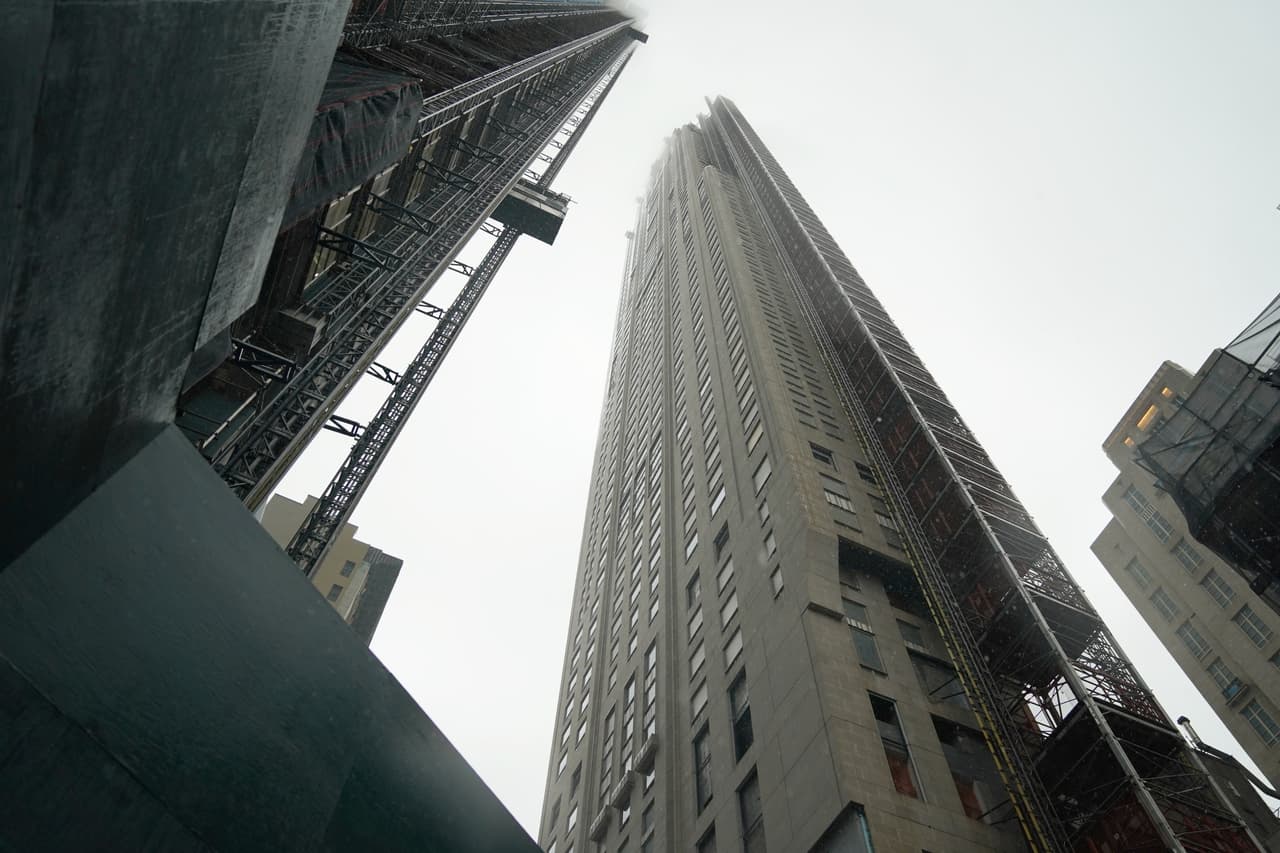 <b>Puesto 10. Penthouse 73, en 220 Central Park South, Nueva York: 92.7 millones de dólares.</b> El departamento de 9,817 pies cuadrados tiene cuatro habitaciones y 6 baños y medio. Está ubicado en el rascacielos residencial que recién se construyó al sur del Central Park, en Manhattan, conocido como ‘The Billionaire's Bunker’ (el refugio del multimillonario). Fue 
<a href="https://www.nytimes.com/2020/01/03/realestate/the-year-ended-with-another-big-sale-at-220-central-park-south.html" target="_blank">comprada a finales de 2019 por Daniel Och</a>, fundador del fondo de inversiones Orh-Ziff. En este edificio de 70 pisos y 116 residencias se dieron algunas de las trasacciones más importantes del año en EEUU.