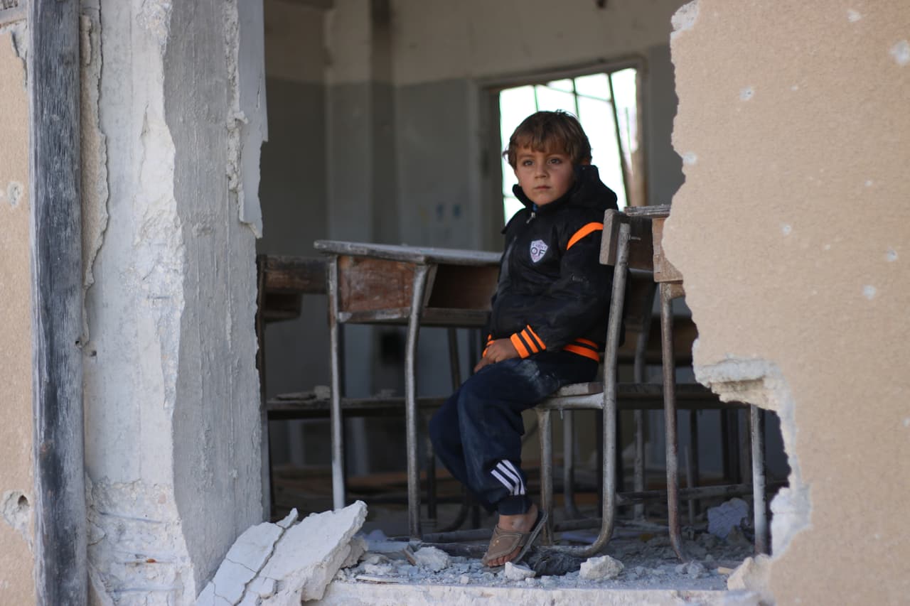 "Quería ser médico, pero tal vez no sea nada porque nuestra escuela fue atacada". "Solíamos jugar mucho en el patio, pero ahora tengo miedo de venir aquí. Mi padre deberá llevarnos a otra escuela en otro pueblo”, dice Ahmad, un niño del pueblo de Idleb, Siria.