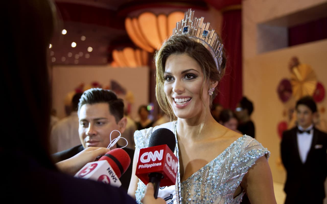 Poco después de ganar la corona, atendió a la prensa antes de asistir al baile de celebración. ¿Estaría feliz? Su sonrisa parece jurarlo.