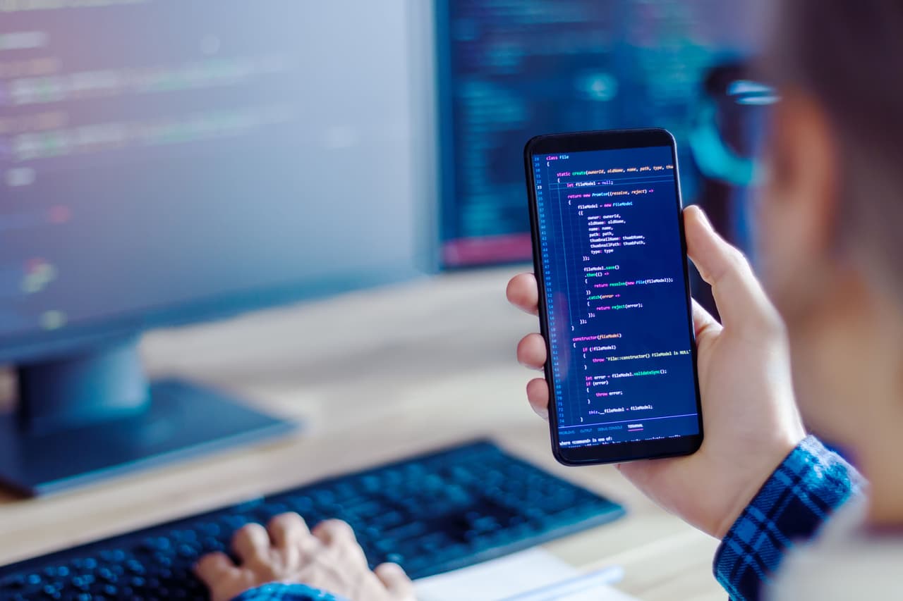 La Oficina de Estadísticas Laborales predice que para finales de la década el campo del desarrollo de software crecerá un 22%. Esto significa que habrá más de 300,000 nuevos puestos de trabajo en este campo con un salario medio por encima de los 100,000 dólares al año.
<br>