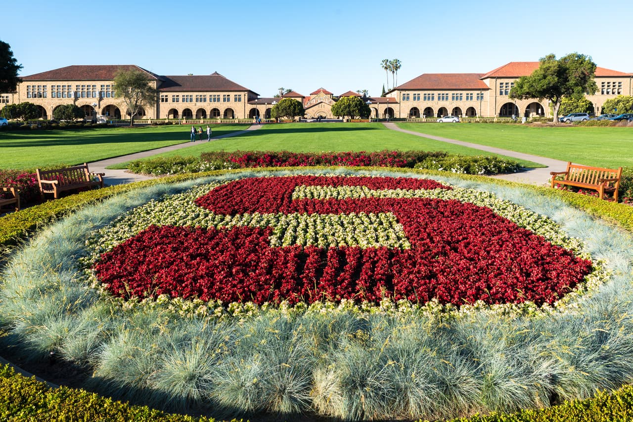 <b>Puesto 2 (empate)</b>
<br>
<br>
<b>Universidad Stanford</b>
<br>
<br>Número de multimillonarios egresados: 28
<br>
<br>Ubicación: Stanford California.
<br>
<br>Patrimonio acumulado de estos multimillonarios: 124,400 millones de dólares.
<br>
<br>Este es el centro de estudios que más ha tenido nuevos egresados multimillonarios este año. Los ocho recién llegados a la escuela son los fundadores de Carvana, DoorDash, Nubank, Robinhood y Zillow, todas empresas tecnológicas o que trabajan cerca de la tecnología. 
<br>
