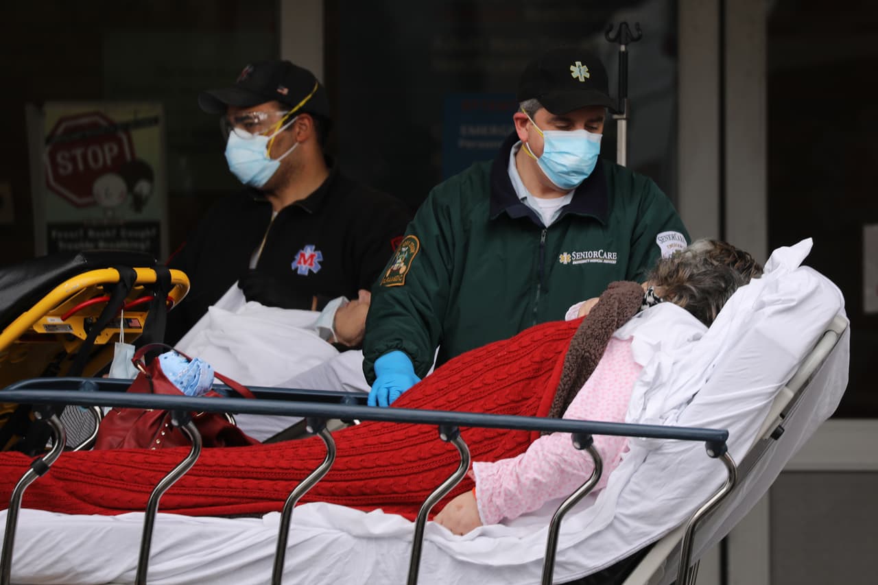 <b>1. Directrices de los Centros de Prevención y Control de Enfermedades (CDC)</b>: Según las recomendaciones de los CDC, si la región experimenta un descenso en la tasa de hospitalizaciones durante 14 días, el área puede comenzar una reapertura por fases. Cuomo dijo que algunas partes del estado habrán cumplido con los lineamientos de los CDC para el 15 de mayo, pero "no en la ciudad de Nueva York, ni en el sur del estado, a menos que ocurra un milagro".