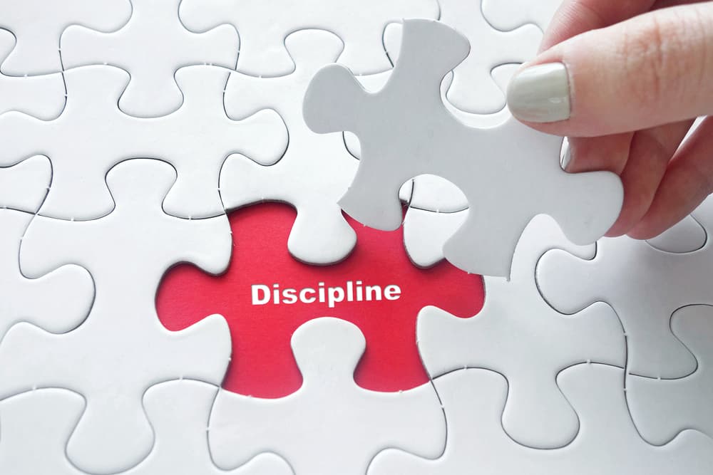 <b>Capricornio</b>
<br> 
<b>Tu disciplina y seriedad unidas al buen humor</b>
<br> La energía capricorniana es la de la disciplina, la seriedad, la profesionalidad en todo, impartes seguridad en tu casa y en tu trabajo. De ahí que tu reto consiste en saber combinar esas cualidades con un toque de buen humor ¡ese es el reto! Si lo tomas todo con demasiada seriedad, sin regalarte la risa y la flexibilidad estarías perdiendo tu batalla y volviéndote en alguien pesimista y angustiado.
<br>