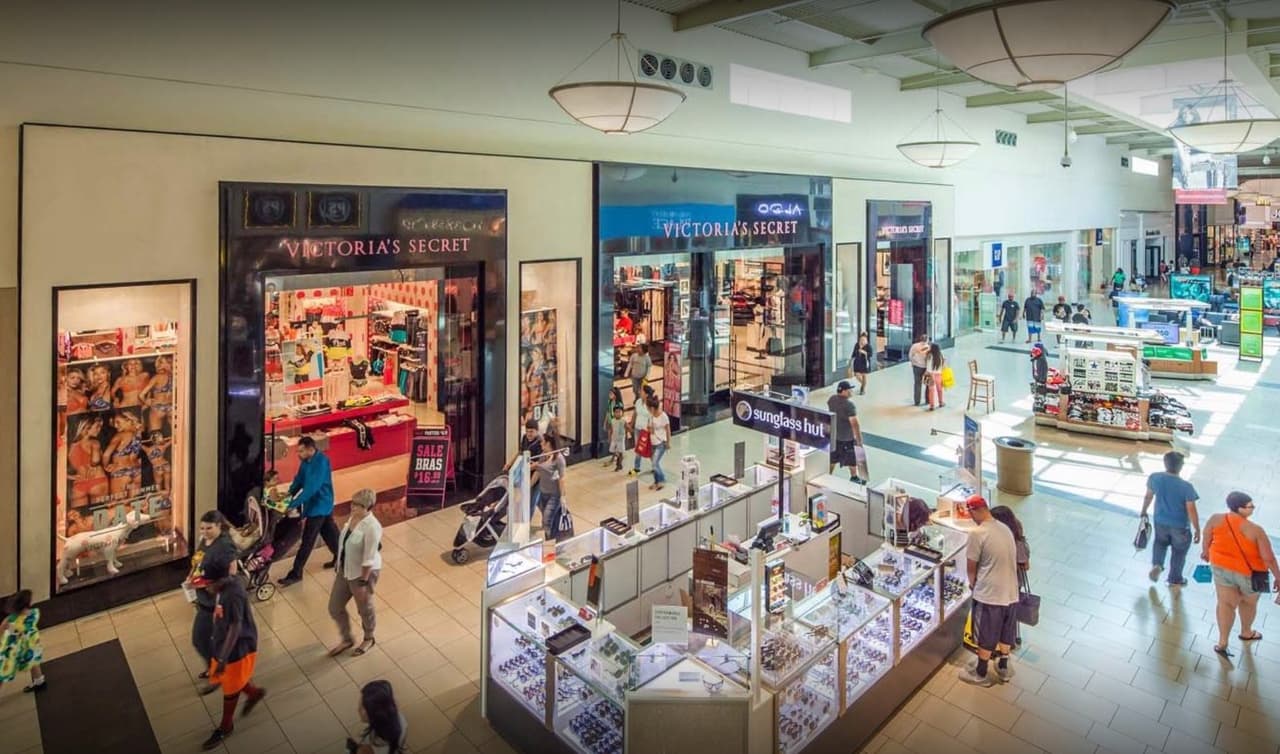Los centros comerciales deben atender sólo al 20% e su capacidad de público. No se permite la apertura de patios de comida.
