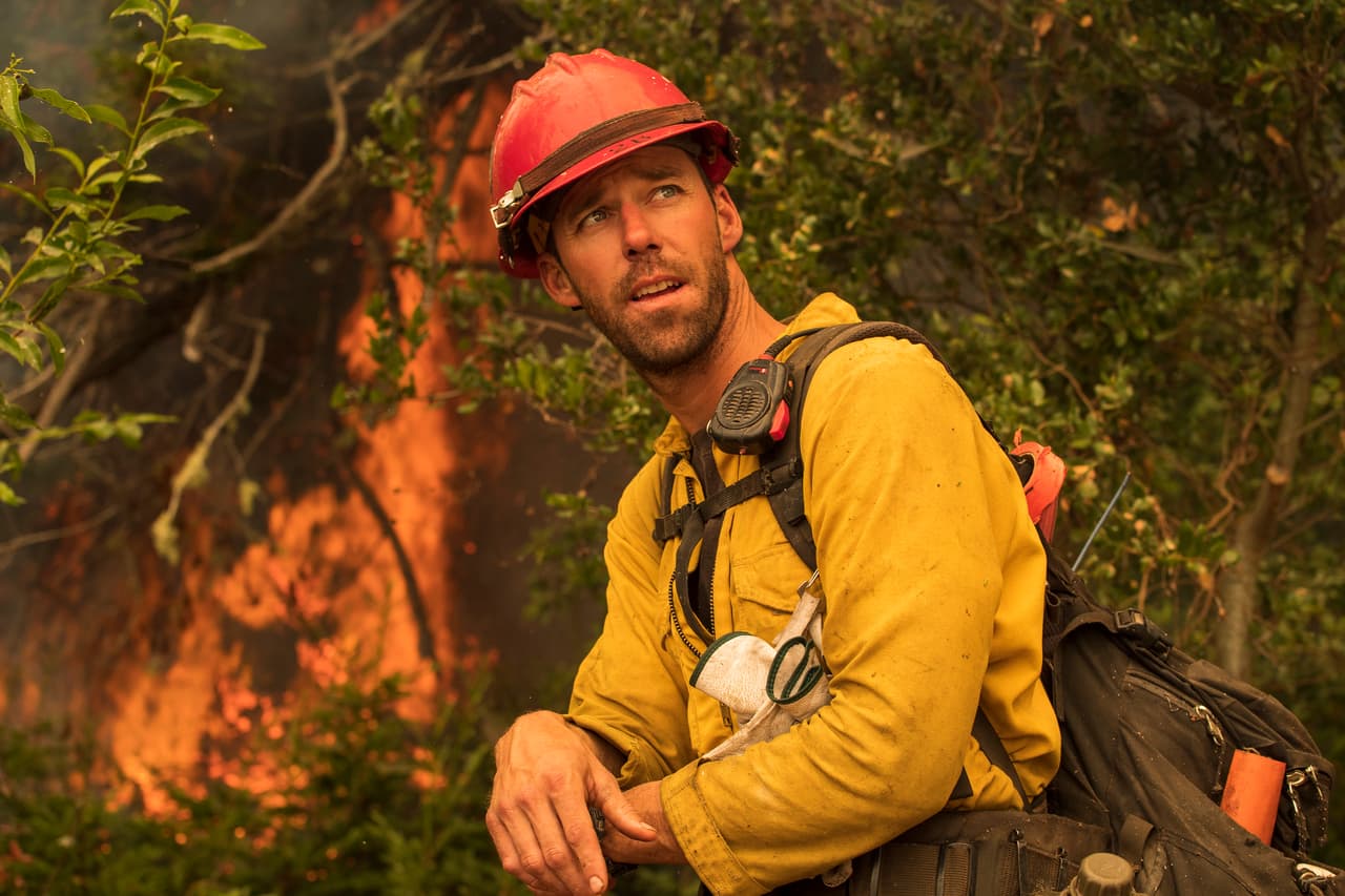 El capitán Brock Moorhead de la Base de la Fuerza Aérea Vandenberg monitorea una quemadura controlada para 
<b>ayudar a frenar el incendio de Dolan</b> en el Parque Estatal Limekiln en Big Sur, California.
<br>