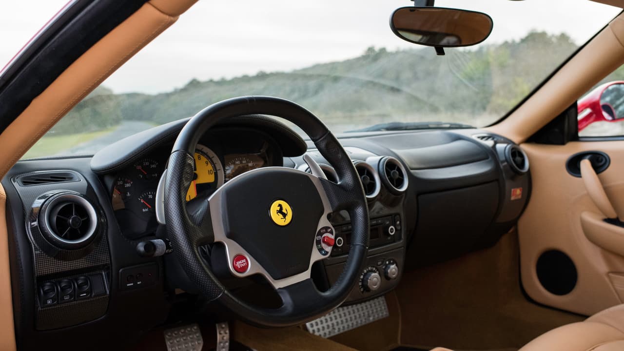 El F430 se beneficiaba de 
<b>tecnología desarrollada para la Fórmula 1</b>. Como el diferencial electrónico (E-Diff), utilizado para aprovechar al máximo el torque producido por el motor o el interruptor 'manettino' instalado en el volante para ajustar las dinámicas de manejo sobre la marcha.