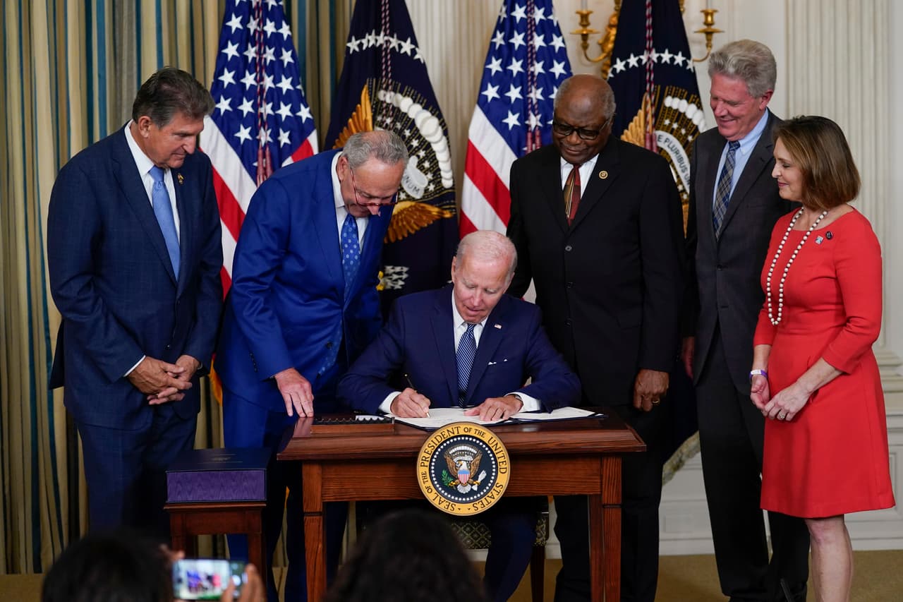 El presidente Joe Biden, al centro, firma la legislación para combatir el cambio climático, bajar los costos de atención médica y establecer gravámenes impositivos para grandes empresas. 
<br>