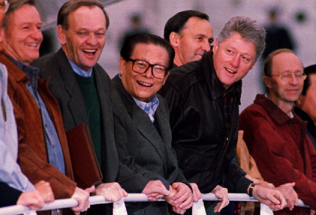 ¿Quién comenzó con la tradición de la vestimenta igual para todos? 
<b>El expresidente de EEUU Bill Clinton, en la cumbre de APEC en la isla Blake, frente a Seattle, en 1993</b>. En aquel momento eran 15 las delegaciones miembros del foro. Esa vez era la primera a la que asistían jefes de Estado en lugar de ministros. Para dar una imagen relajada se pidió no usar corbatas. Como gesto de cortesía, Clinton regaló chaquetas de cuero del estilo de los aviadores estadounidenses. No todos posaron en la foto con la prenda, pero a partir de allí se estableció la tradición. En la foto se ve a Bill Clinton en Seattle en 1993.
<br>