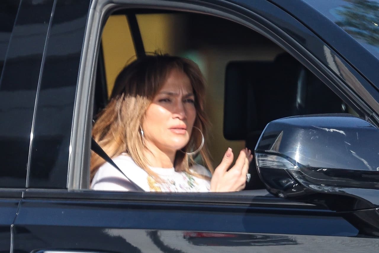 JLo a bordo de su camioneta, en Los Ángeles.