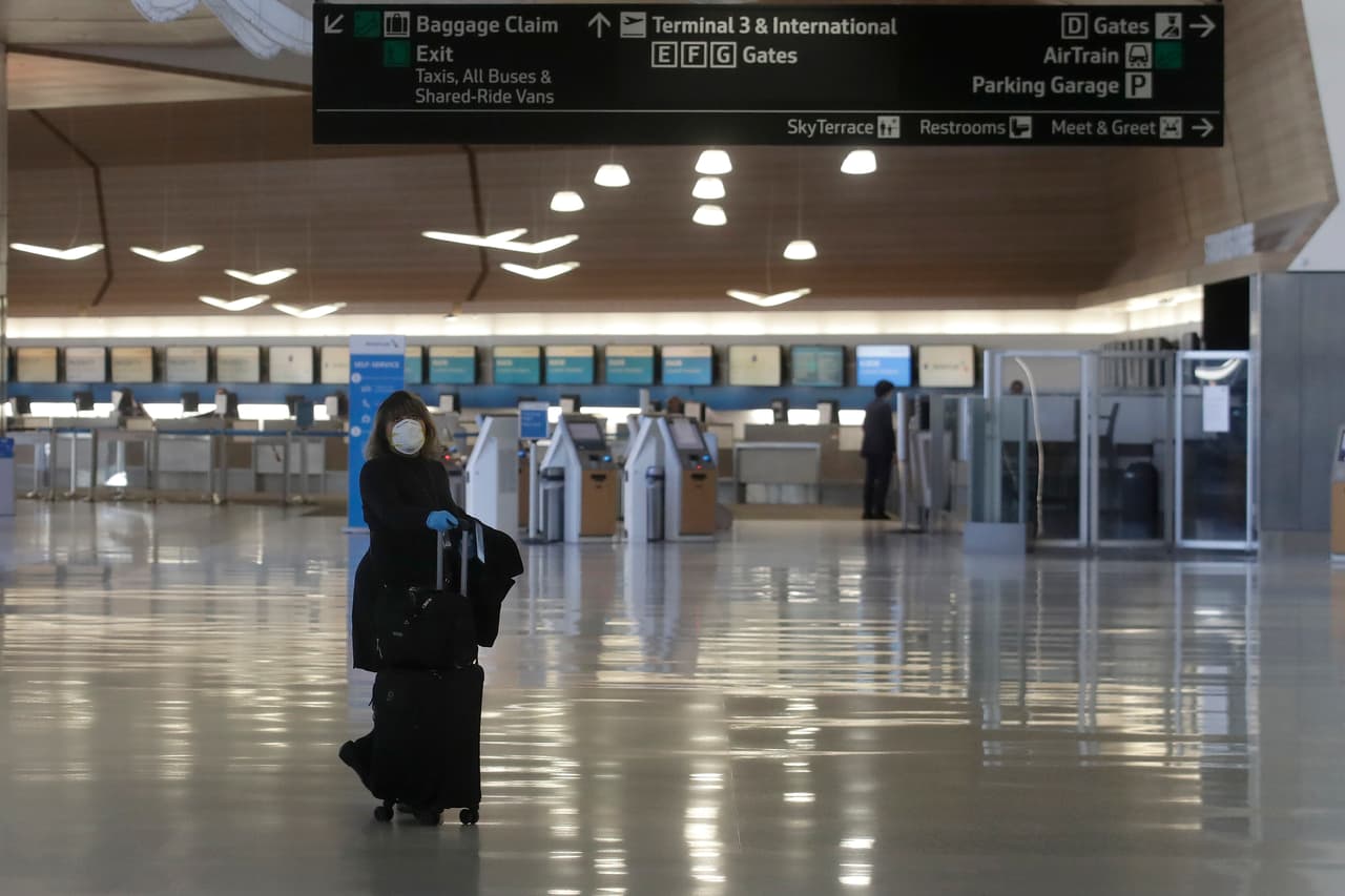 <b>Aeropuerto Internacional SFO.</b>
<br>
<br>En los aeropuertos la historia era muy distinta. La poca presencia de viajeros contrastaba con las capas extras de protección que utilizaban. La mayoría de los vuelos despegan apenas al 20 por ciento de su capacidad, además de que se convirtieron en los primeros filtros para evitar la propagación internacional del virus.