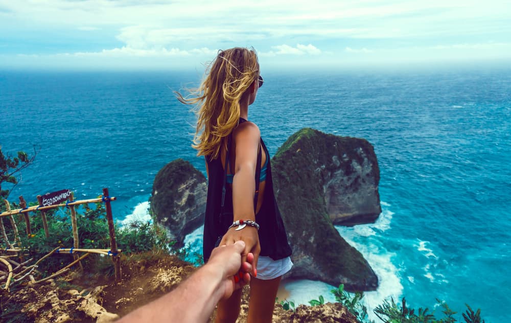 <h3 class="cms-H3-H3"><b>Acuario</b></h3>
<br> ¡Todo puede suceder con Acuario! Imprevisible, inexplicable, revolucionario, viviendo en el mañana, deseoso del amor y la aventura, la libertad sobre todas las cosas, rebelde por naturaleza. Con una pareja así no hay tiempo para dejar de sorprenderse porque piensa una cosa por la mañana, da una vuelta por la casa y piensa otra.
<br>
