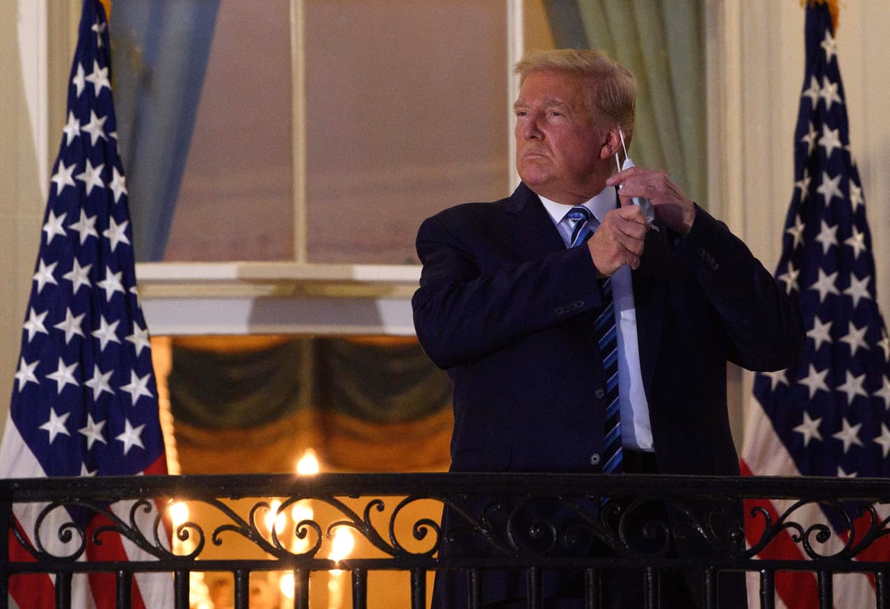 <b>Un regreso teatral tras la enfermedad (5 de octubre).</b> Cuatro días después de su hospitalización, Trump regresó a la Oficina Oval. Según su médico ya no mostraba síntomas de la enfermedad y llevaba cuatro días sin fiebre. A su llegada a la Casa Blanca el mandatario se quitó la mascarilla con un gesto ganador e informó que reanudaría la campaña electoral.