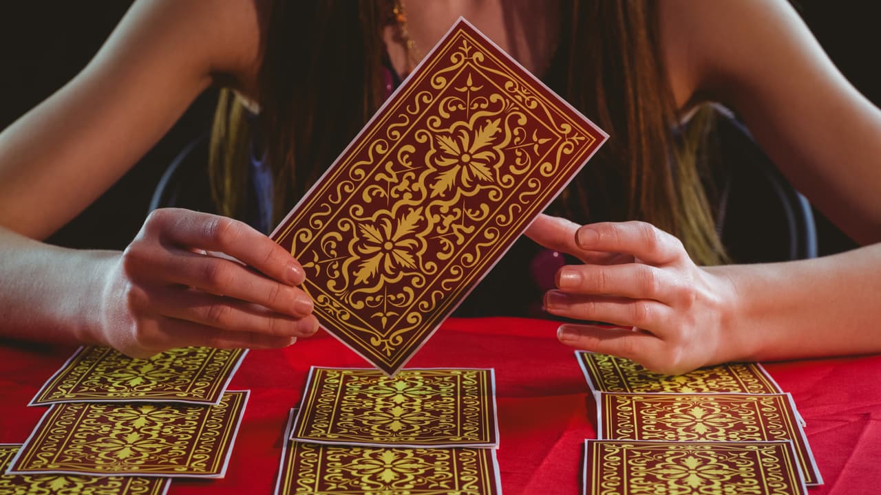 También hay otra lectura de siete cartas verticales que corresponde cada una a tus diferentes chacras. En fin, hay numerosas tiradas y lecturas del tarot que depende de la persona que las lee y de quienes quieran que se las lean. No es algo universal y mucho menos establecido o dirigido de manera "oficial".