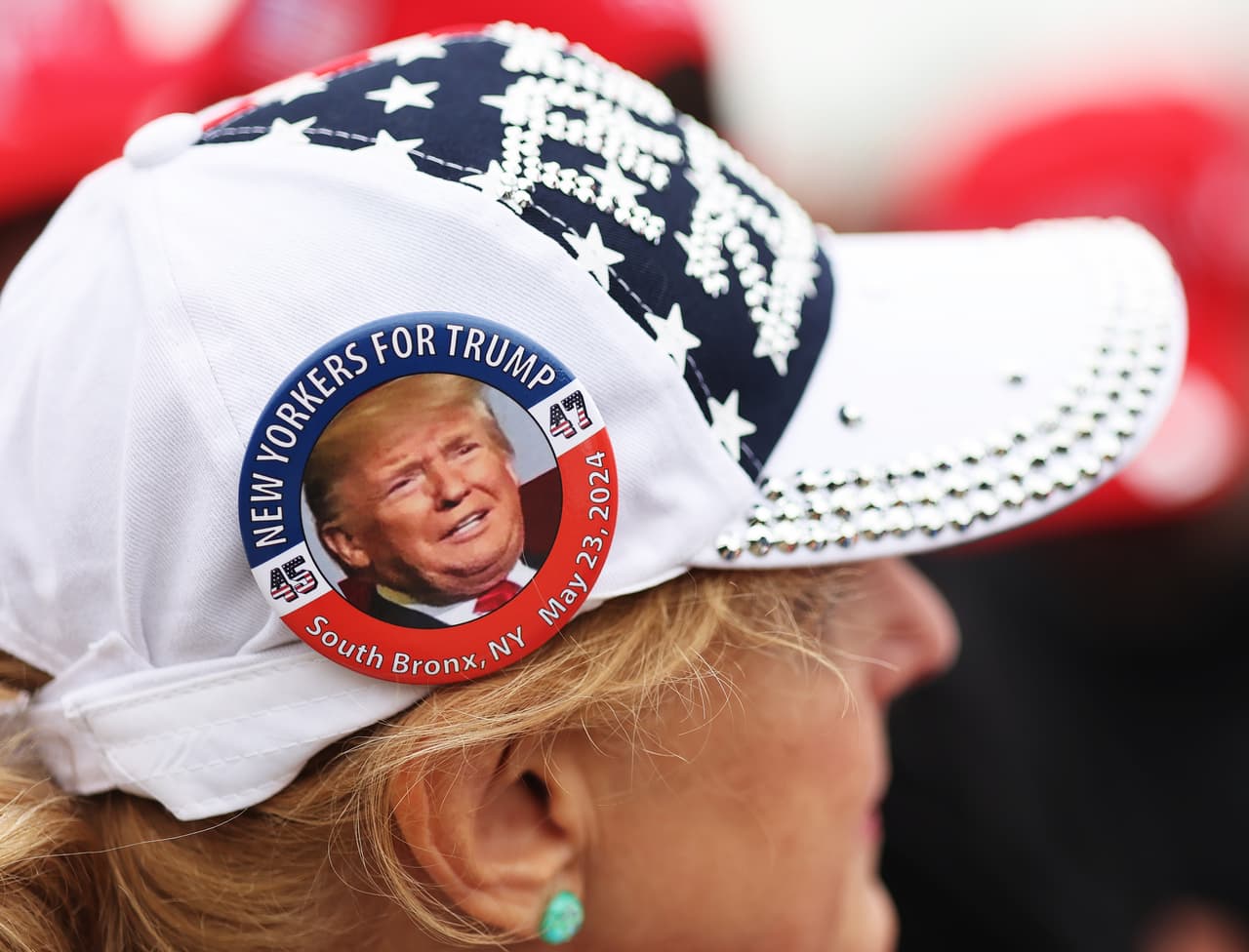 Vendedores ambulantes ofrecen mercancía pro-Trump a los asistentes antes del mitin.