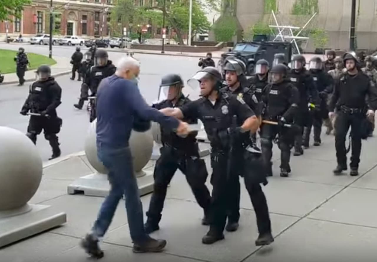 <b>Protestas y 'antifa'.</b> Trump dice sin pruebas que las protestas nacionales contra la brutalidad policial tras la 
<a href="https://www.univision.com/noticias/sucesos/timeline-de-la-muerte-de-george-floyd-lo-que-se-sabe-minuto-a-minuto-gracias-a-varios-videos-video">muerte del afroestadounidense George Floyd</a> fueron promovidas por "ANTIFA", una etiqueta con la que se denomina a antifascistas radicales de izquierda. Además, promovió otra teoría sin base sobre el hombre de 75 años que fue empujado por la policía de Buffalo y qued´´o sangrando en el suelo. 
<a href="https://www.univision.com/noticias/elecciones-en-eeuu-2020/trump-promueve-nueva-teoria-de-la-conspiracion-sobre-el-manifestante-de-75-anos-agredido-por-la-policia-de-buffalo?hh" target="_blank">Trump dijo que el anciano podría ser un "provocador ANTIFA"</a> que probablemente trataba de captar "comunicaciones policiales", una acusación sin respaldo lanzada por medios de extrema derecha.
