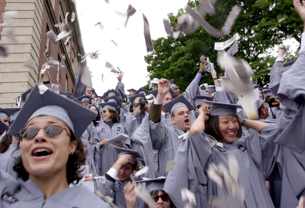 Llegaron a EEUU cuando niños. Ganaron becas y ahora se gradúan en decenas de universidades