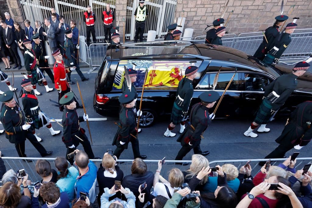 La procesión en Edimburgo estuvo cargada de emoción: se vieron llantos, flores, silencios y abrazos del público al paso del féretro.