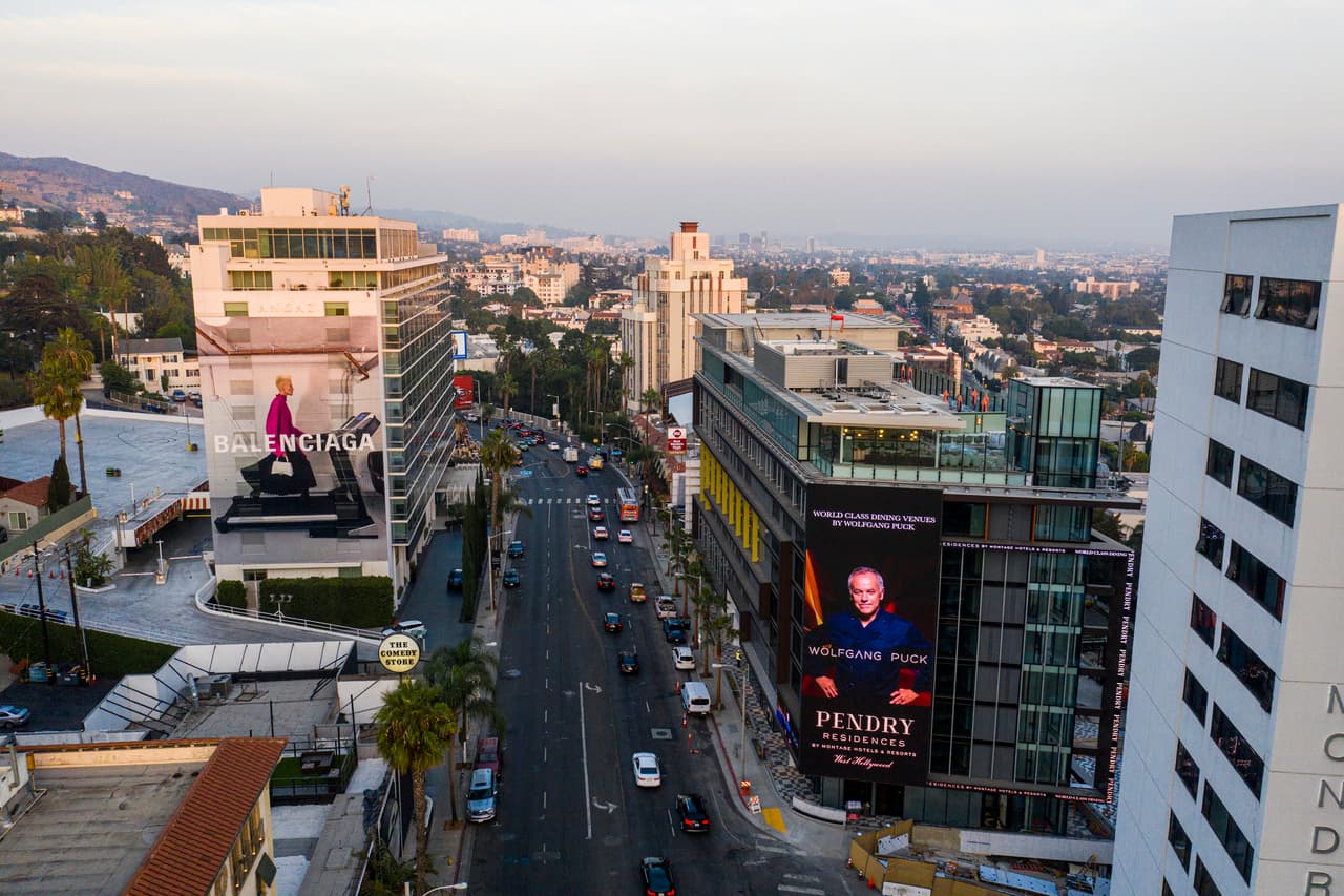 <h2 class="cms-H2-H2">29. West Hollywood, California</h2>
<br>
<br>💵 
<b>Salario mínimo por hora a partir del 1 de enero de 2023 (empresas con 50 o más empleados):</b> $17.50
<br>
<br>💵 
<b>Salario mínimo por hora a partir del 1 de enero de 2023 (empresas con menos de 49 empleados): </b>$17.00
<br>
<br>