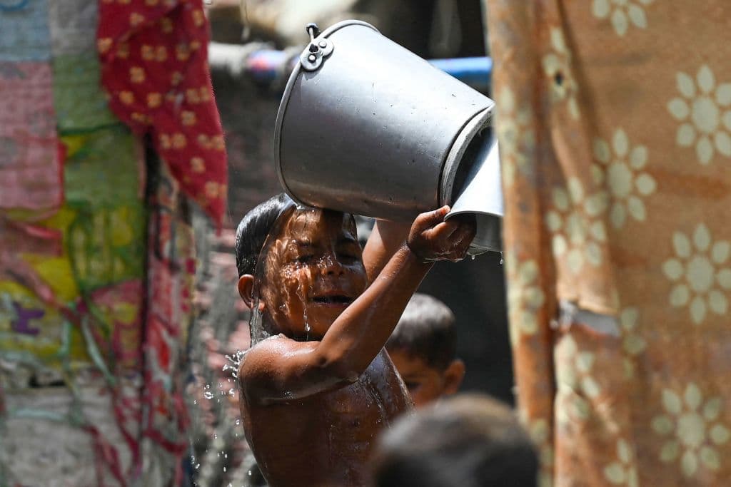 La ciudad de
<b> Jacobabad, Pakistán</b>, una población de 200,000 habitantes, es conocida por su calor abrasador. Los residentes deben refrescarse del intenso calor lo mejor que pueden para soportar temperaturas que pueden superar los 
<b>125.6ºF (52°C)</b>.
