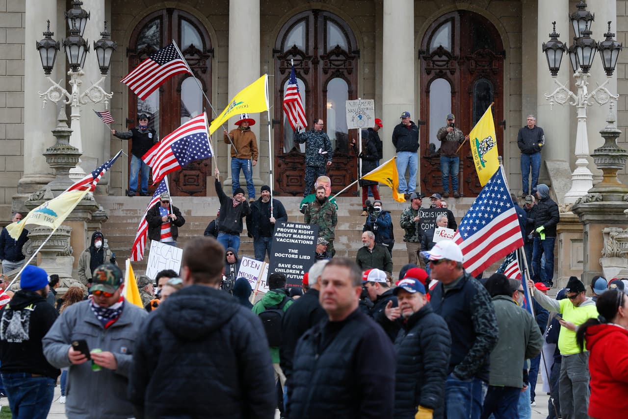 Los manifestantes protestaron en las puertas del Capitolio de Lansing, Michigan. La gobernadora decretó, bajo el lema "Mantente seguro, quédate en casa", medidas de distanciamiento social el 23 de marzo y estaban vigentes hasta el pasado jueves, aunque decidió extenderlas hasta el 30 de abril y endurecerlas, debido a las serias afectaciones por el covid-19 que padece el estado.
