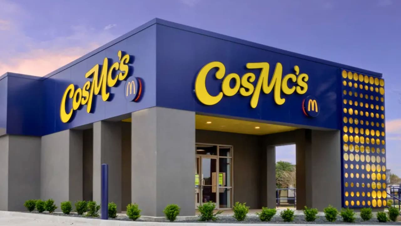 <h3 class="cms-H3-H3">¿Por qué lo cierran? </h3>
<br>Aunque causó curiosidad al inicio, CosMc’s no logró mantener el flujo de clientes esperado. Las ventas de McDonald’s en Estados Unidos 
<b>bajaron un 3.6% en el primer trimestre de 2025</b>, y la compañía busca optimizar su operación. Las razones principales del cierre fueron: 
<br>
<b>Costos operativos altos</b> para tan pocas sucursales. 
<br>
<b>Baja demanda</b> sostenida. 
<br>
<b>Dificultad para posicionarse</b> frente a marcas como Starbucks. 
<br>
<b>Decisión de enfocar la innovación </b>dentro del menú actual de McDonald’s.