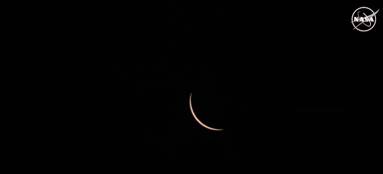 Este es el momento en que la luna tapó el sol en Dallas, captado con un telescopio de la NASA.