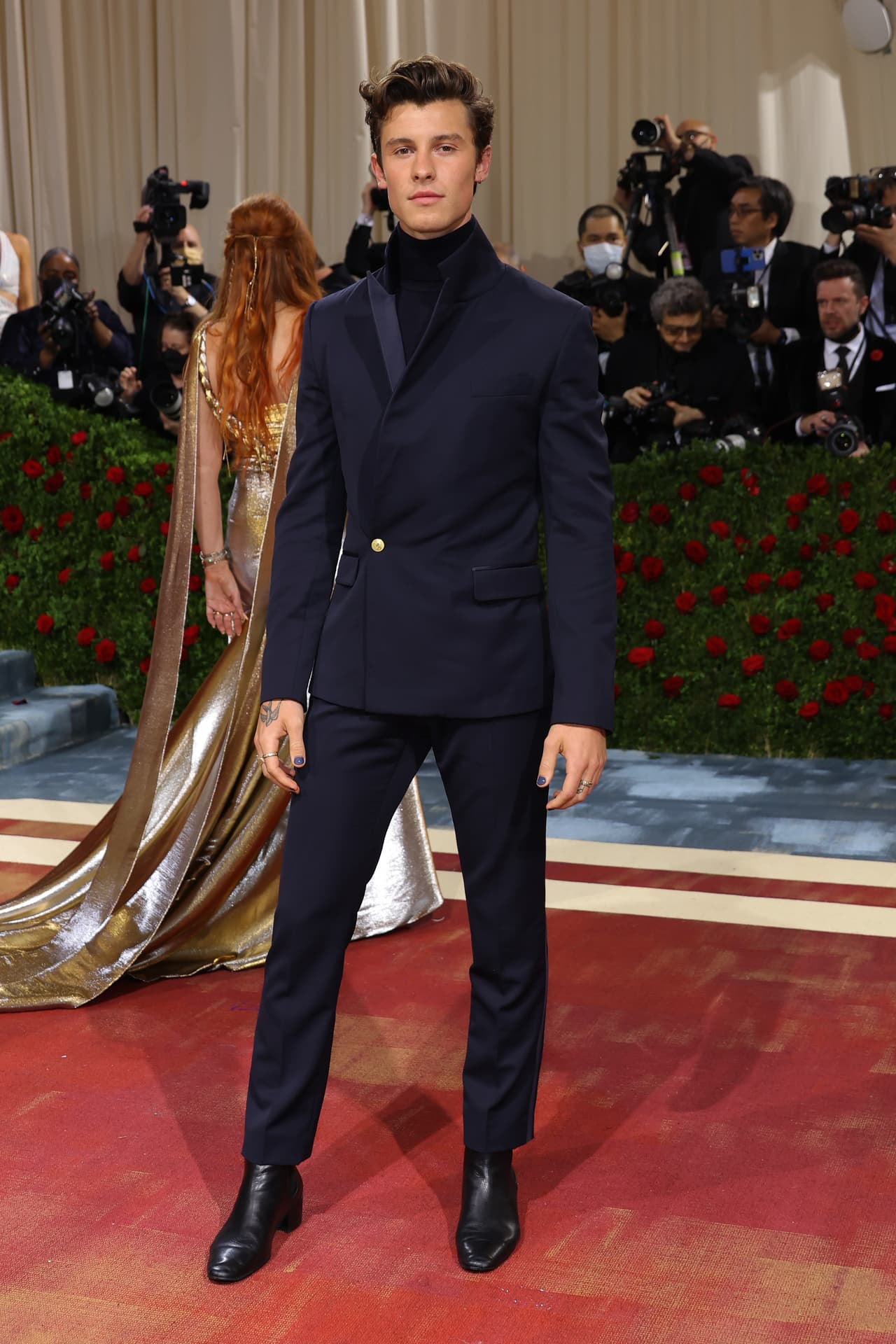 Del lado de los varones también destacó 
<b>Shawn Mendes</b>, quien optó por lucir dos looks en el mismo tono clásico y que recordaba al vestuario de la serie ‘Bridgerton’. En primer lugar, posó con un saco de Tommy Hilfiger.