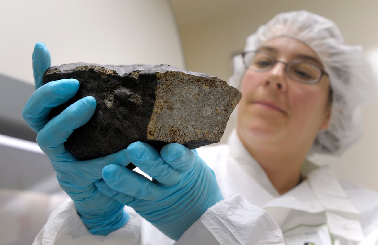 Un meteorito atravesó el techo de su casa y luego cayó en su almohada mientras dormía