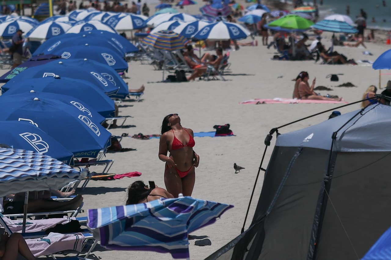 Durante julio y agosto aumenta el número de visitantes a las playas de Miami Beach.