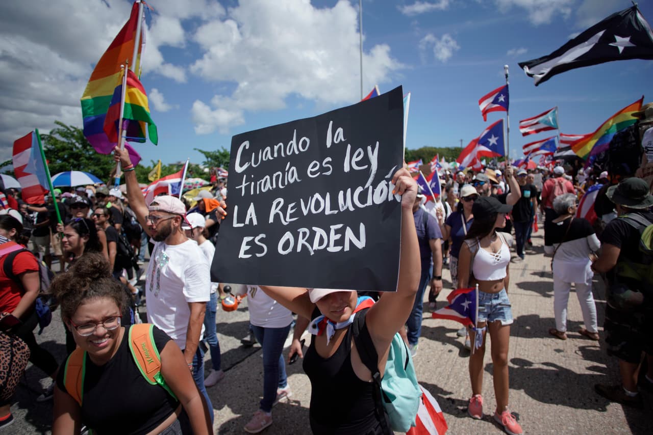 “Cuando la tiranía es ley la revolución es orden”, otro de los carteles. La manifestación en San Juan ocurre un día después de que Rosselló declaró que no renunciaría al cargo, aunque prometió que no buscará reelegirse ni seguir al frente de su partido político.