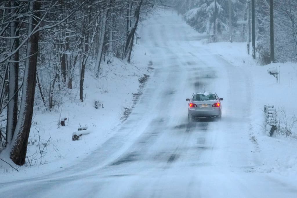 Tormentas invernales afectan ambas costas de EEUU y el mal tiempo persistirá esta semana