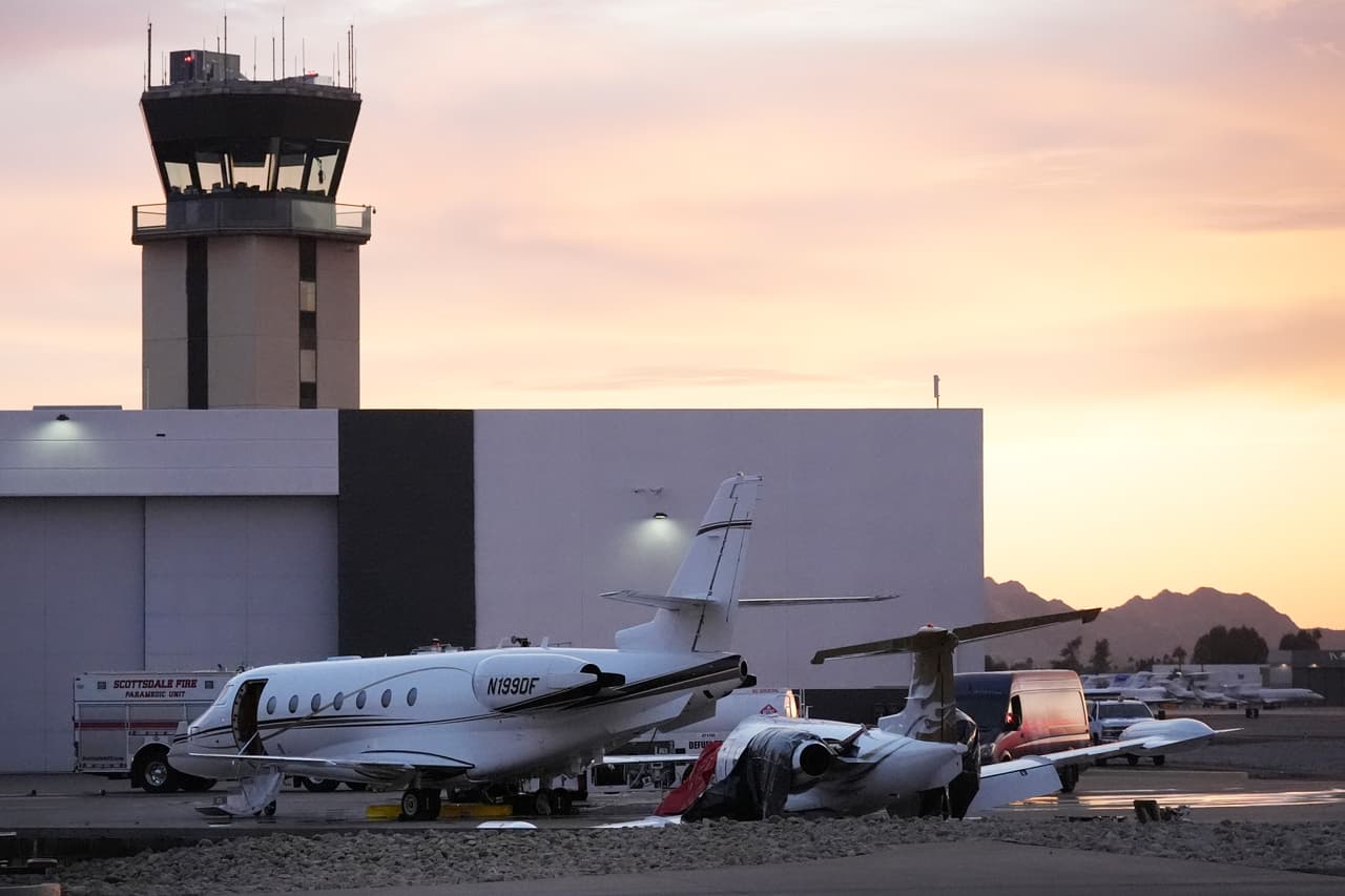 Dos pequeños aviones chocaron, cuando uno de ellos 
<b>se encontraba estacionado y fue impactado por otro</b>.