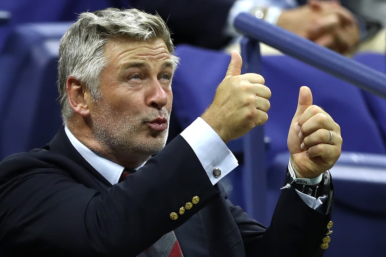 Alec Baldwin bromea con cantar en la inauguración presidencial de Donald Trump 