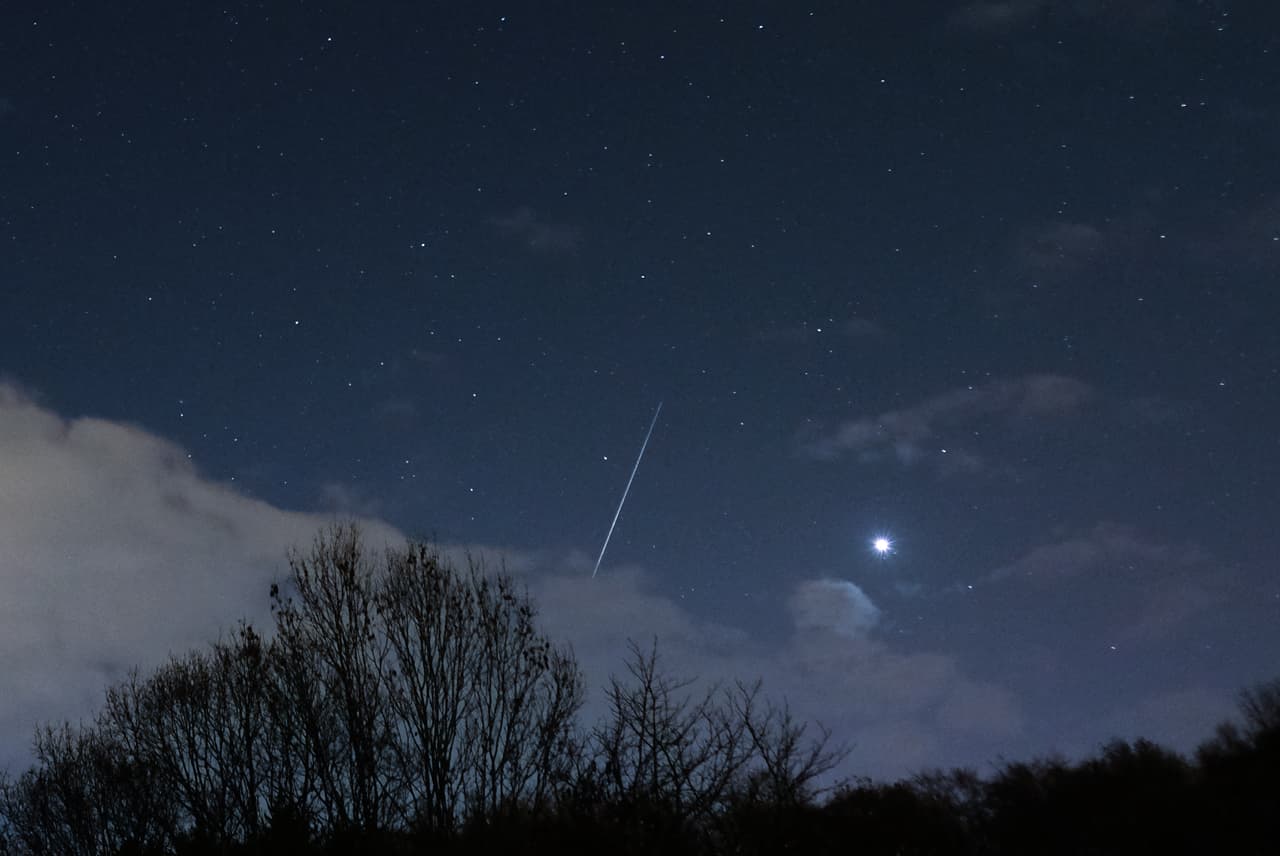 Junto con las cuadrántidas, son las únicas lluvias que provienen de un asteroide y no de un cometa. Una 'estrella fugaz' de las gemínidas vista desde Saltburn By The Sea, Reino Unido.