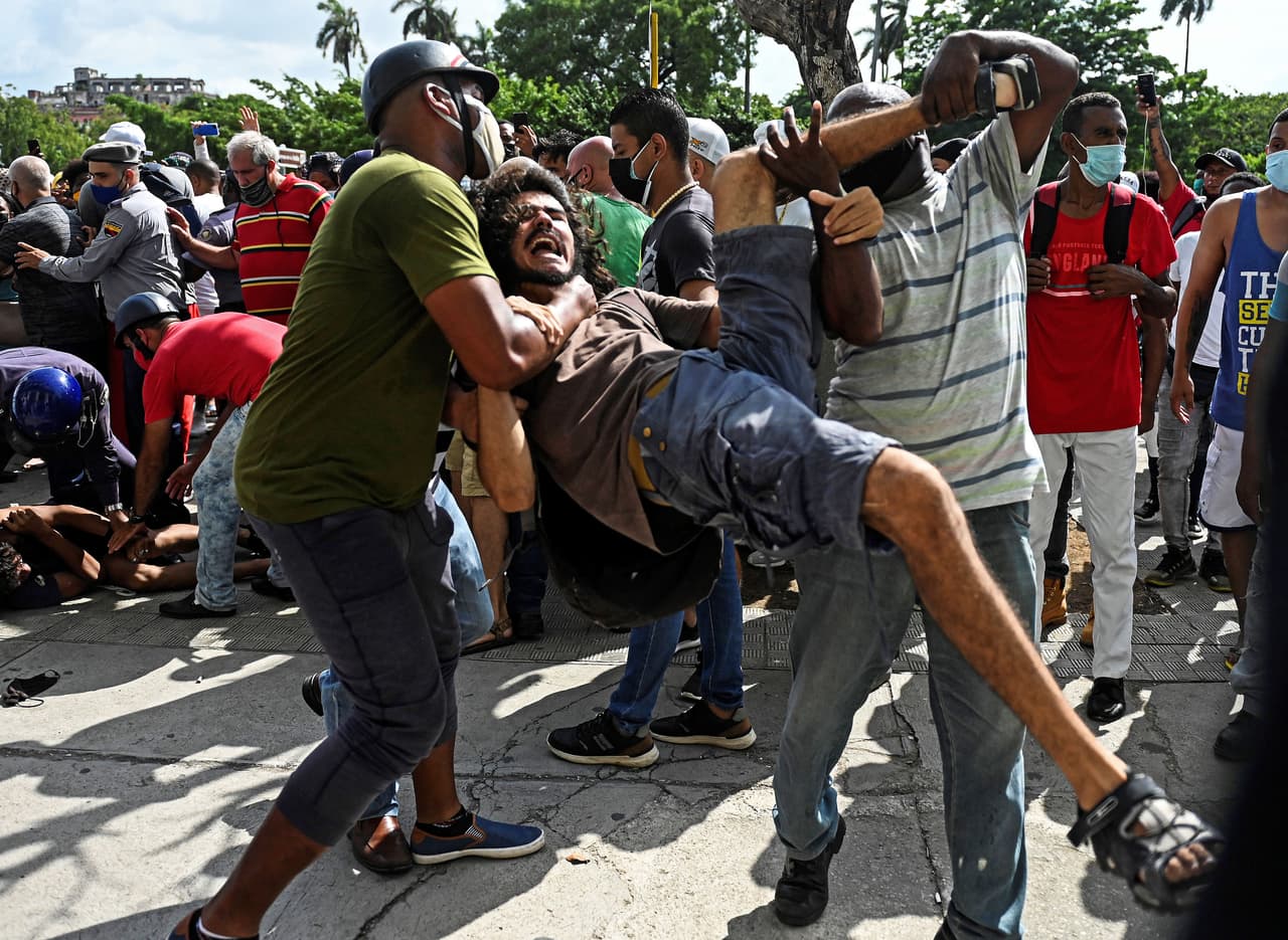 El llamado de Díaz-Canel preocupa tanto a líderes del exilio en Miami como a opositores en la isla, que temen que la seguridad del régimen y los llamados avispas negras, ataquen a los manifestantes y se presente un baño de sangre. 
<br>