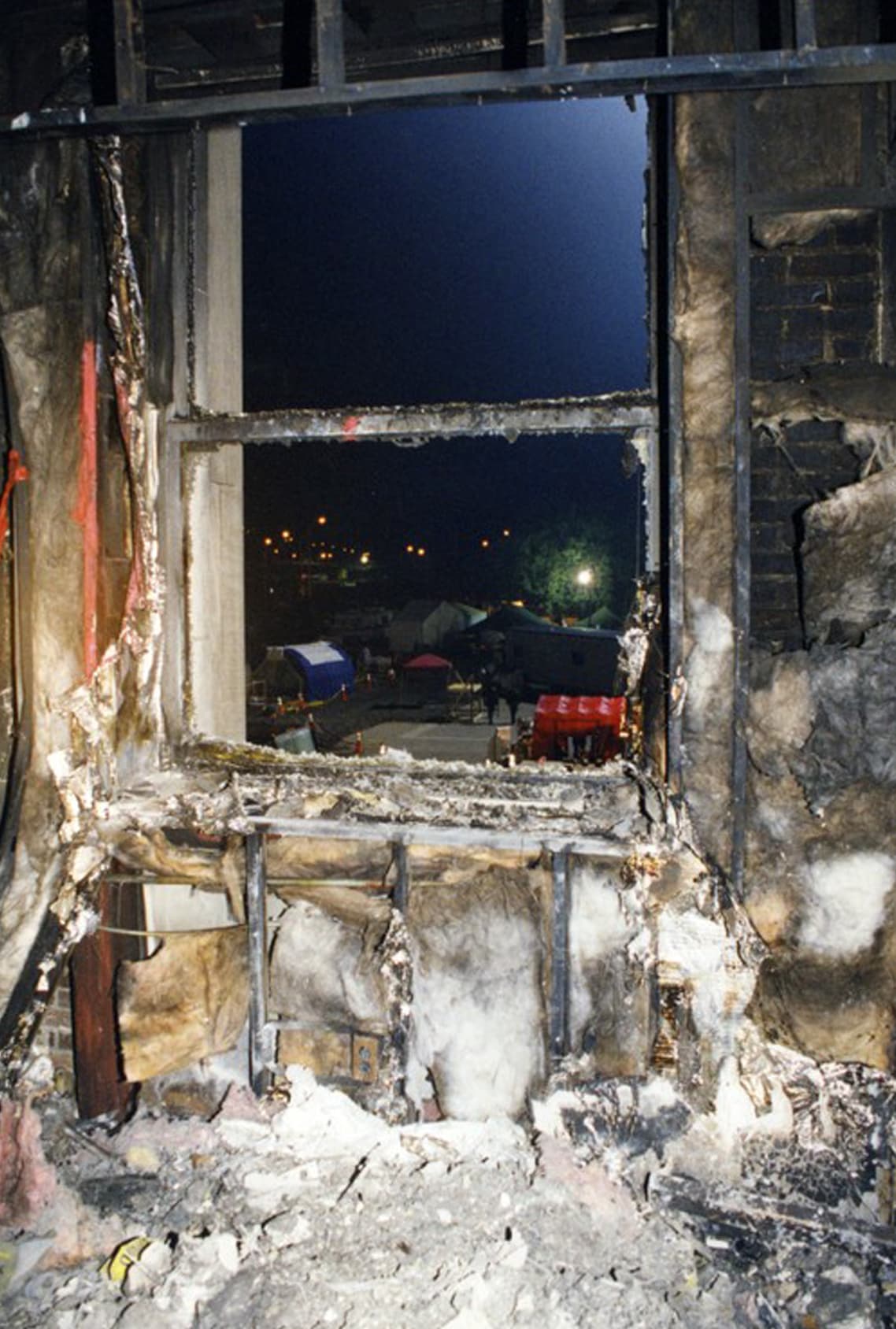 Una ventana desde el interior del edificio. La zona destruida del edificio fue reconstruida en 2002 y fue ocupada nuevamente por personal del Pentágono en 2015.