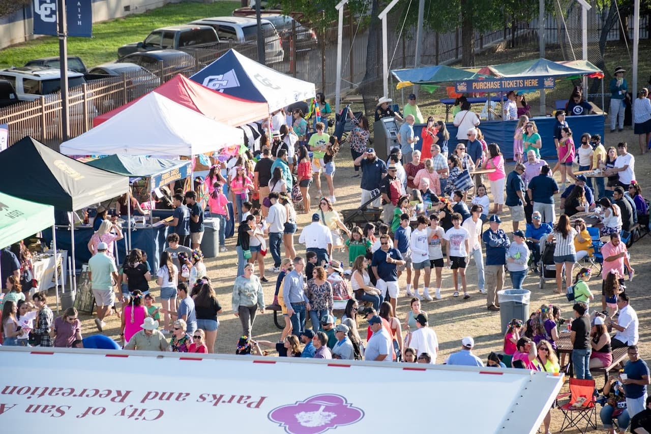 <h2 class="cms-H2-H2">CCHS Fiesta Fandango</h2>
<br>
<ul>
 <li class="li1">Cuándo: 27 de abril</li>
</ul> 
<ul>
 <li class="li1">Hora: 17:00 a 23:00 horas</li>
</ul> 
<ul>
 <li class="li1">Dónde: Central Catholic High School</li>
</ul> 
<ul>
 <li class="li1">Qué es: Evento con música, comida y bebida para recaudar apoyo para programas estudiantiles.</li>
</ul> 
<ul>
 <li class="li1">Costo: 15 dólares</li>
</ul>