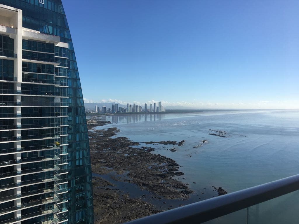 Esta es la vista a la costa del Pacífico que se ve desde el piso 31 del Trump Ocean Club International Hotel & Tower en Panamá.