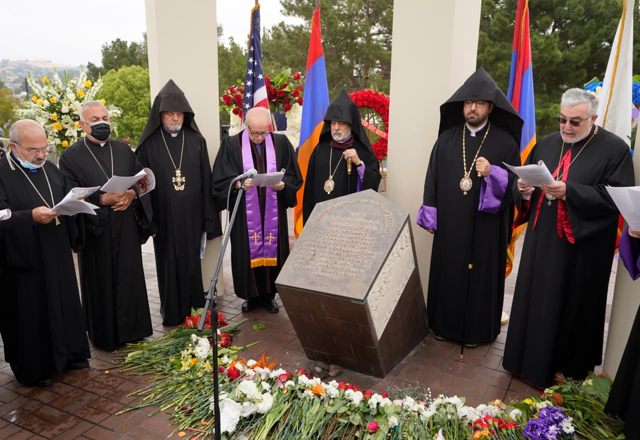 Cada año por estas fechas se suele emitir algún tipo de declaración oficial para conmemoral la masacre de armenios a manos del Imperio Otomano durante la Primera Guerra Mundial, pero este año Biden se convirtió en el primer presidente estadounidense en utilizar la palabra "genocidio", que Turquía rechaza con vehemencia.
<br>
<br>
