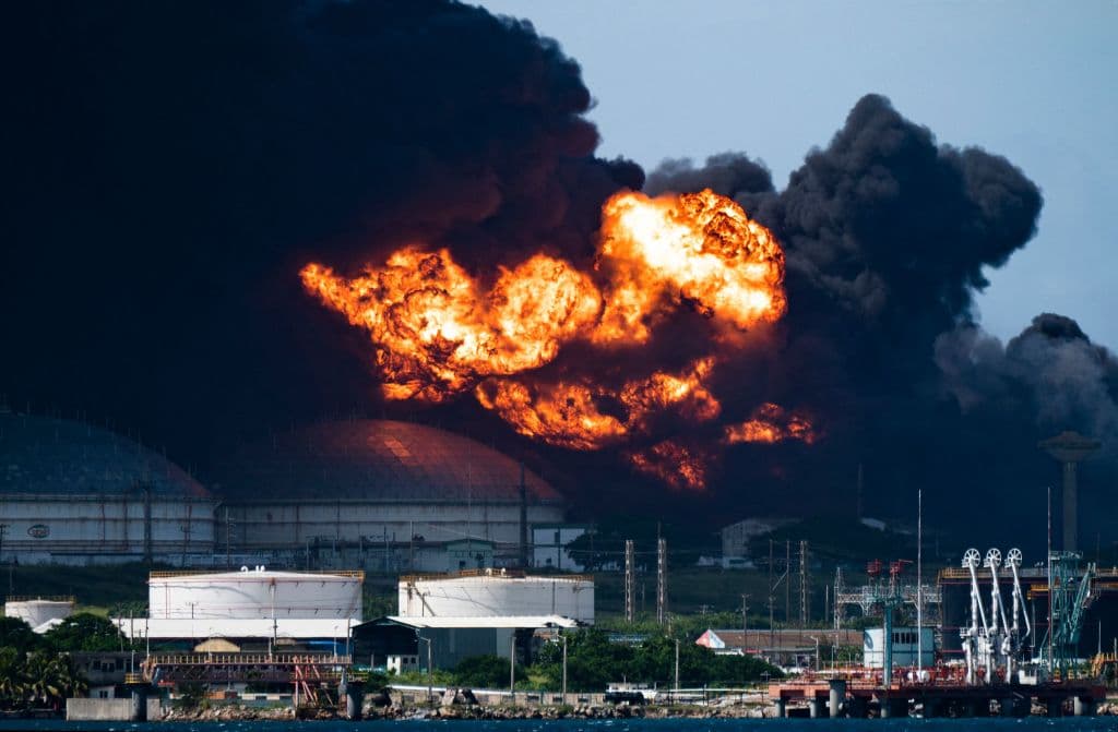 El fuego se inició cuando 
<b>un rayo impactó sobre una instalación de almacenaje de crudo</b> en la bahía de Matanzas.