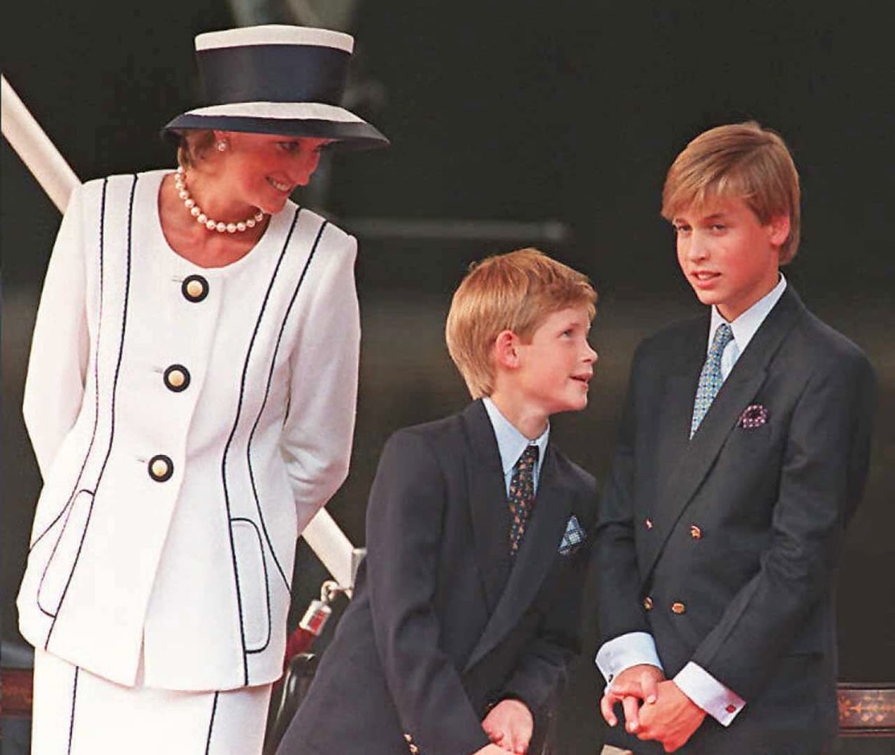 “Estos son dos niños que perdieron a su madre [la princesa Diana] a una edad muy temprana, y el cuento de hadas dice que están más cerca que nunca y que se necesitan nuevamente, lo cual puede ser cierto, pero igualmente son dos hombres adultos”.
<br>