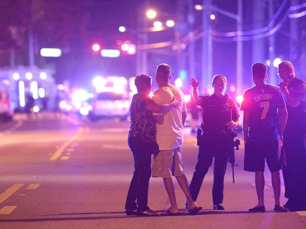 El puesto número 10 de la lista se lo reparten dos hechos. El primero, la masacre de Orlando. El 12 de junio de 2016 Omar Mir Seddique entró en Pulse, una discotega gay de Orlando, y mató a 49 personas. Aquella masacre es la más citada por los estadounidenses, aunque otras que nombraron fueron las de Sandy Hook, los atentados de la maratón en Boston o el tiroteo de la escuela Columbine.