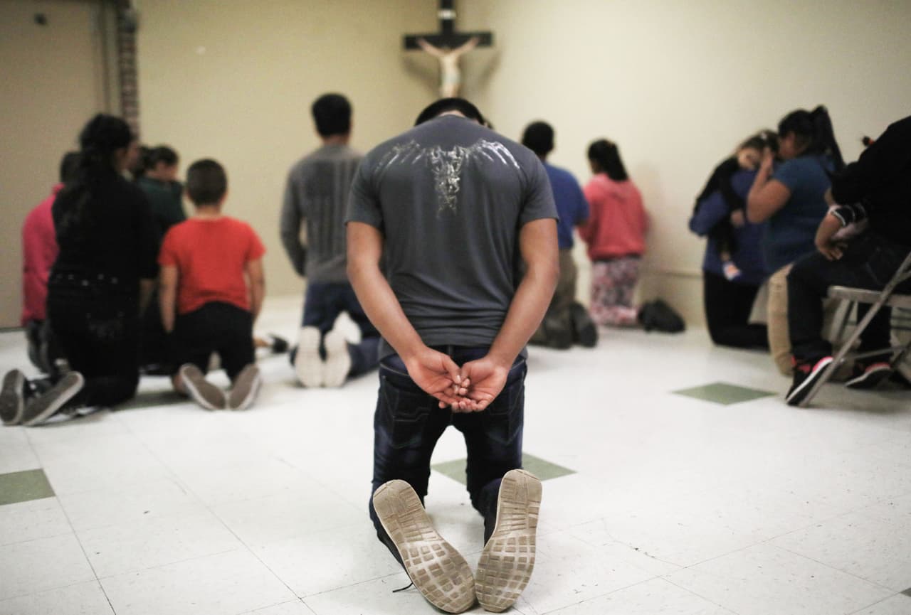 Juez falla contra cierre de un albergue católico para inmigrantes en Texas