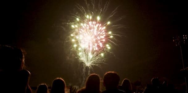 <b>Evento</b>: Wake Forest Fireworks Spectacular and Independence Day Celebration
<br>
<b>Fechas</b>: 3 y 4 de julio
<br>
<b>Lugar</b>: Husky Stadium y downtown Wake Forest
<br>
<b>Sitio web</b>: 
<a href="https://www.wakeforestnc.gov/meetings-events/independence-day-celebration">https://www.wakeforestnc.gov/meetings-events/independence-day-celebration</a> 
<br>
<br>El evento anual del Día de la Independencia de la ciudad de Wake Forest es gratuito y está abierto al público, y el 3 de julio se llevarán a cabo fuegos artificiales dentro del estadio Husky a las 9:30 p. m. Al día siguiente (4 de julio), un desfile infantil recorrerá el centro de Wake Forest y se llevará a cabo un mercado de arte de 11 am a 1 pm en Wake Forest Community House.