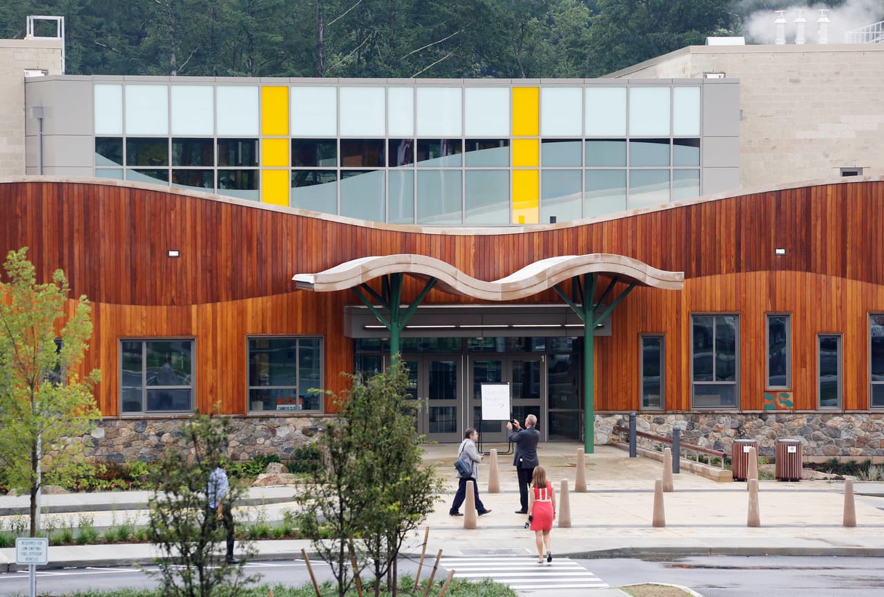 La escuela Sandy Hook fue demolida en 2013 y en 2016 fue reemplazada por un nuevo edificio de 86,000 pies cuadrados. Tuvo un costo de 50 millones de dólares y fue erigida en el mismo terreno que la antigua.