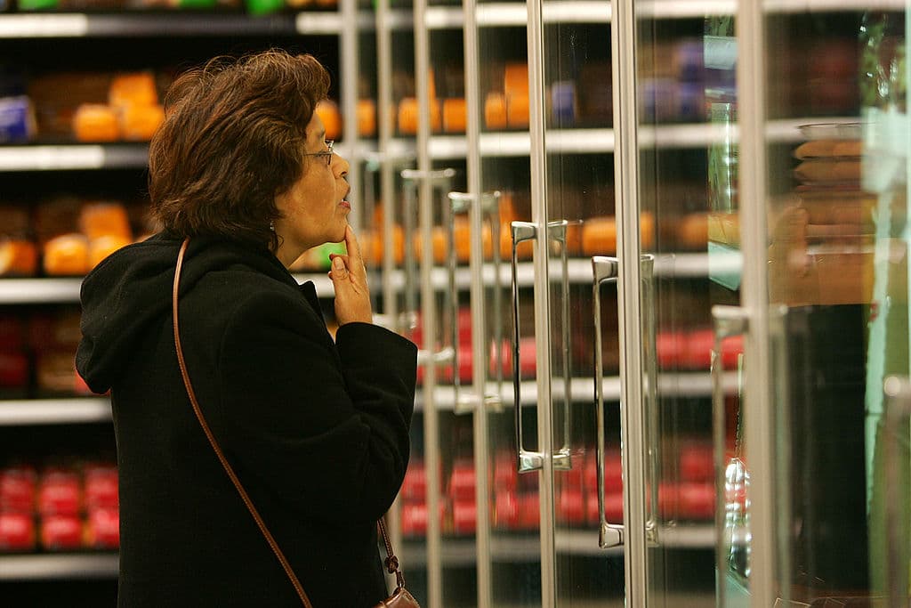 <b>Evita los gastos hormiga. </b>Si bien es cierto nunca hay que sacrificar algo que deseamos, gran parte de los gastos hormiga son evitables, además de que representan un fuerte golpe para la economía familiar. Si fumas podrías dejar de hacerlo y mejor destinar lo de la cajetilla a los ahorros de tu hijo.